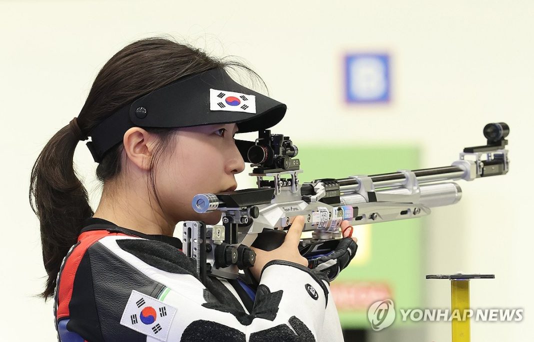 반효진, 막내 답지 않은 평정심 (샤토루[프랑스]=연합뉴스) = 29일(현지시간) 프랑스 샤토루 슈팅 센터에서 열린 2024 파리올림픽 사격 공기소총 10m 여자 결선에 진출한 반효진이 과녁을 조준하기 앞서 호흡을 가다듬고 있다. 한국 사격 대표팀 역대 최연소 선수인 반효진은 우리나라 역대 하계 올림픽 100번째 금메달의 주인공이 됐다.