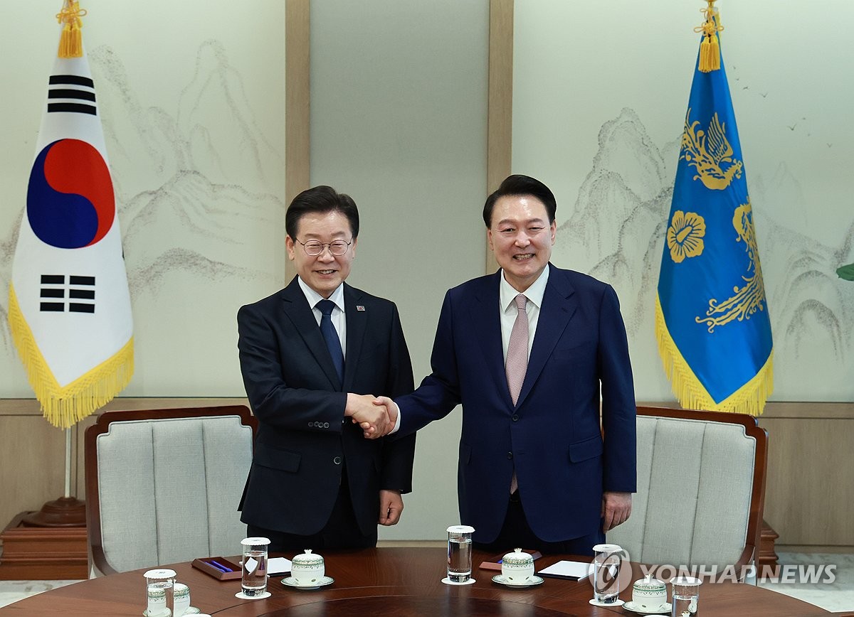 윤석열 대통령, 이재명 대표와 첫 영수회담 (서울=연합뉴스) = 윤석열 대통령과 더불어민주당 이재명 대표가 29일 서울 용산 대통령실 집무실에서 열린 영수회담에서 악수하고 있다.