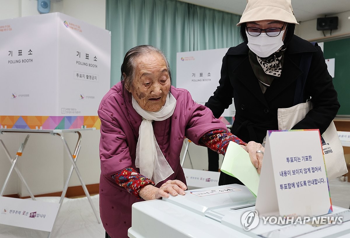 소중한 권리 행사하는 100세 할머니 = 제22대 국회의원 선거일인 10일 오후 울산시 북구 상안중학교에 마련된 농소3동 제1투표소에서 1923년생으로 올해 만 100세인 김성순 할머니가 투표하고 있다. [연합]