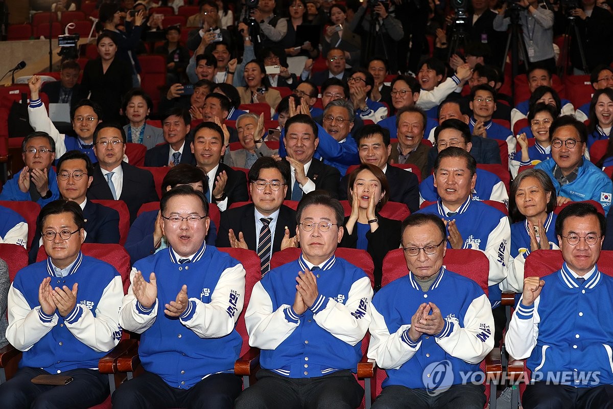 환호하는 민주당 지도부 (서울=연합뉴스) = 더불어민주당 이재명 대표, 이해찬·김부겸 상임공동선거대책위원장, 홍익표 원내대표 등 당 지도부가 10일 오후 서울 영등포구 여의도 국회 의원회관에 마련된 제22대 국회의원선거(총선) 민주당 개표 상황실에서 개표방송을 보며 박수치고 있다. [국회사진기자단]