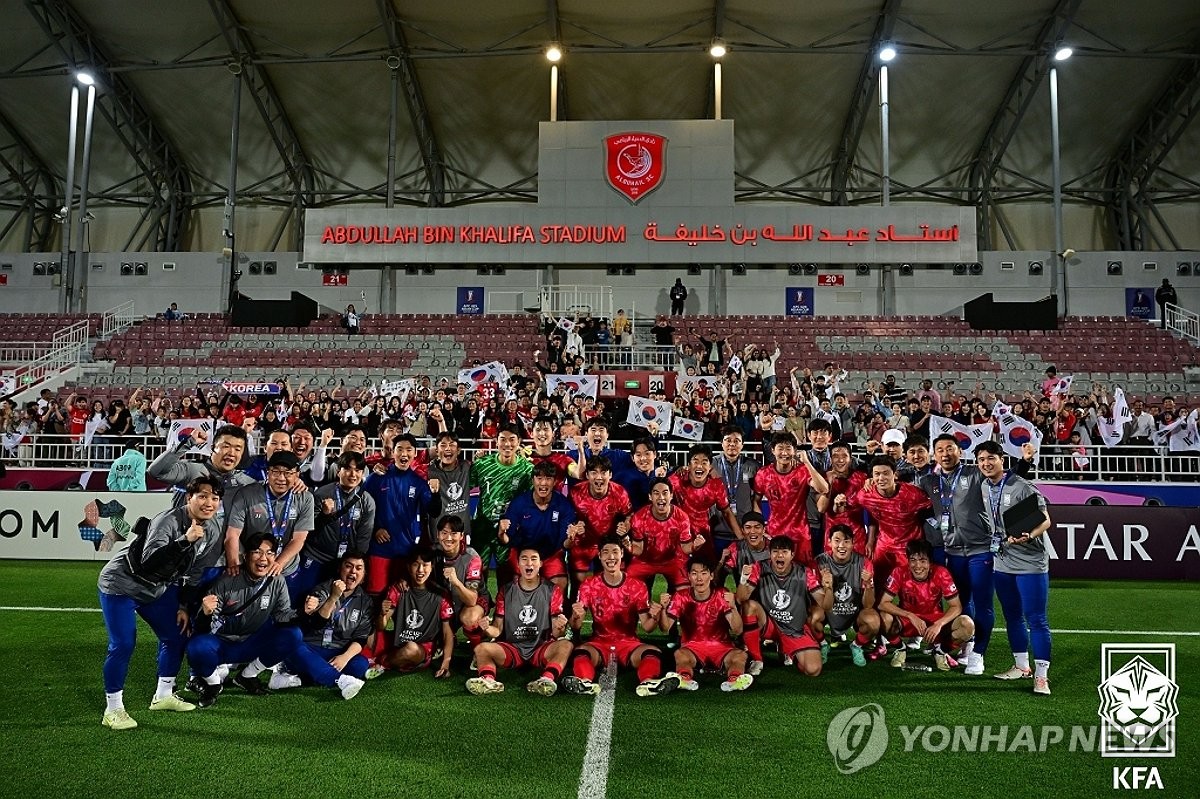 황선홍호, UAE 1-0 제압 (서울=연합뉴스) 17일(한국시간) 카타르 도하의 압둘라 빈 칼리파 스타디움에서 열린 2024 아시아축구연맹(AFC) U-23 아시안컵 B조 1차전 대한민국과 UAE의 경기에서 승리한 한국 선수들이 기뻐하고 있다. 2024.4.17 [대한축구협회 제공]