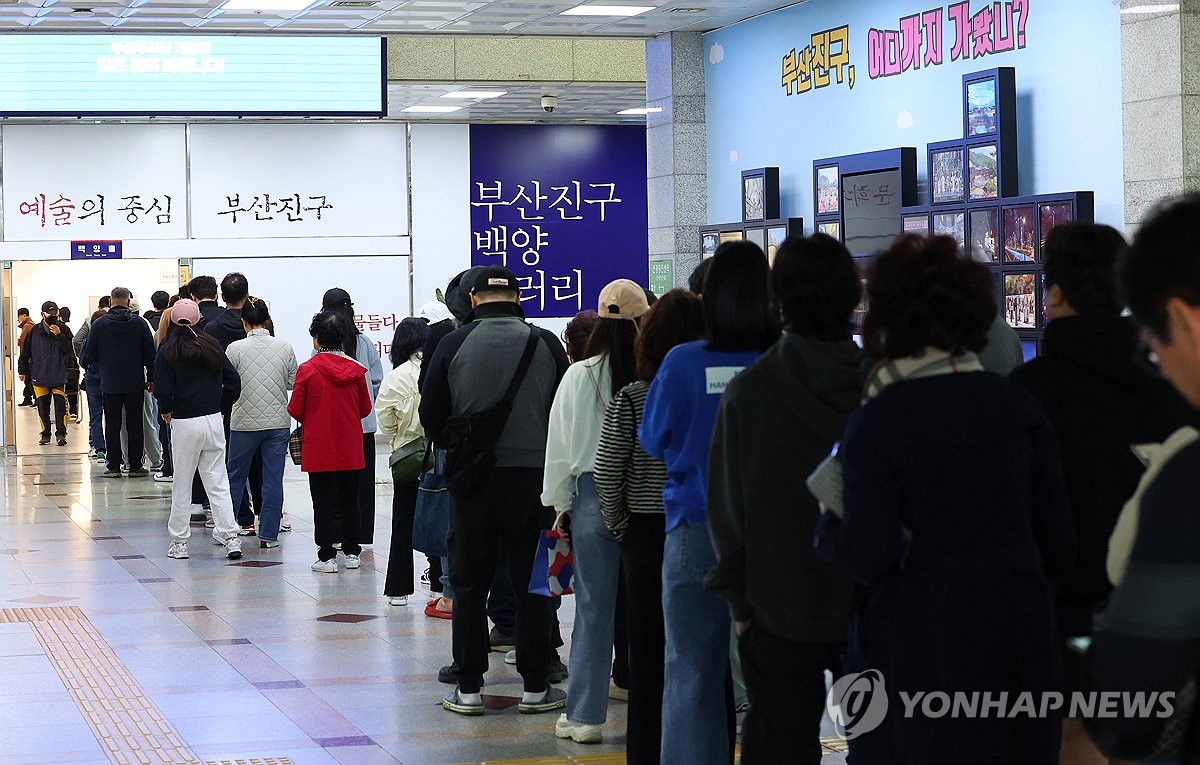 부산 투표 행렬 = 10일 오전 부산 부산진구 부산진구청에 마련된 부암제1동 제4투표소에 유권자들이 길게 줄을 서 있다. [연합]