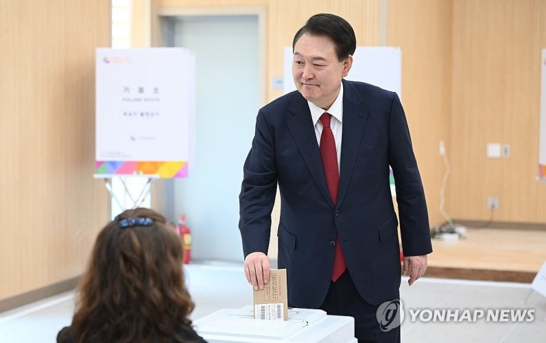 (부산=연합뉴스) 윤석열 대통령이 제22대 국회의원선거 사전투표가 시작된 지난 5일 부산 강서구 명지1동 행정복지센터 사전투표소에서 투표지를 투표함에 넣고 있다.