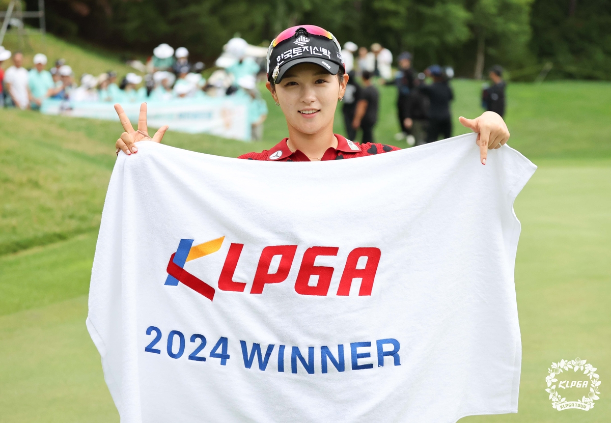 우승하고 포즈를 취한 박현경. [KLPGA 제공]