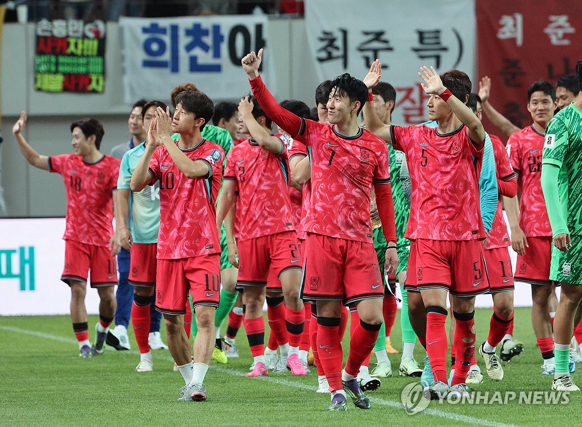 한국, 중국에 1-0으로 승리 (서울=연합뉴스) = 11일(한국시간 기준) 서울월드컵경기장에서 열린 2026 북중미 월드컵 아시아 지역 2차 예선 C조 6차전 한국과 중국의 경기에서 1-0으로 승리한 한국 선수들이 관중을 향해 인사를 하고 있다.