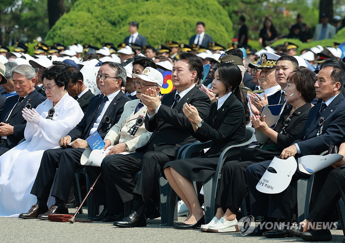 현충일 공연에 박수치는 윤석열 대통령 (서울=연합뉴스) = 윤석열 대통령과 김건희 여사가 6일(한국시간 기준) 서울 동작구 국립서울현충원에서 열린 제69회 현충일 추념식에서 공연을 관람하며 박수치고 있다.