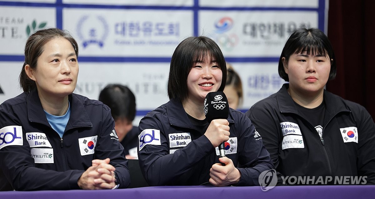 답변하는 허미미 (진천=연합뉴스) = 13일 충북 진천국가대표선수촌 챔피언하우스에서 열린 2024 파리 하계올림픽 유도 대표팀 미디어데이 기자회견에서 허미미가 취재진 질문에 답하고 있다. 왼쪽부터 김미정 감독, 허미미, 김하윤.