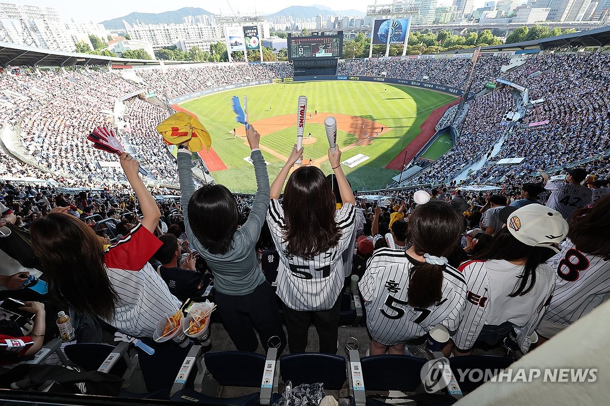 야구에 빠진 사람들 (서울=연합뉴스) = 16일 오후 서울 잠실야구장에서 열린 프로야구 롯데 자이언츠와 LG 트윈스의 경기를 찾은 관중들이 응원하고 있다. 2024.6.16