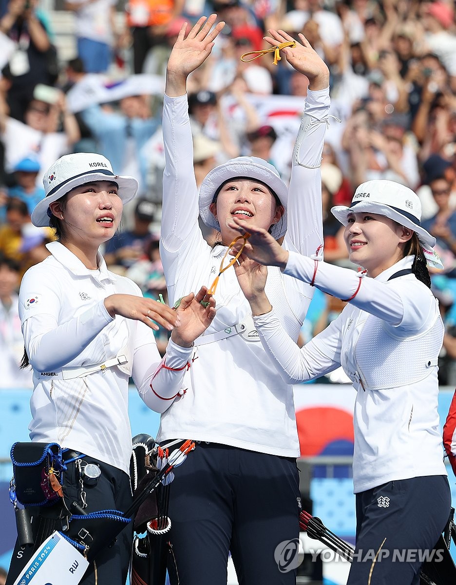 한국 양궁의 전설은 계속된다 (파리=연합뉴스) = 올림픽 10연패를 달성한 한국 여자 양궁대표팀 남수현, 임시현, 전훈영이 28일(현지시간) 프랑스 파리 레쟁발리드 양궁 경기장에서 열린 2024 파리올림픽 양궁 여자단체 결승전에서 우승을 확정지은 뒤 기뻐하고 있다.