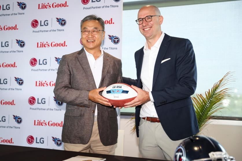 LG전자, NFL '테네시 타이탄스' 후원 (서울=연합뉴스) LG전자가 미국 생활가전 핵심 생산거점인 미국 테네시 지역의 프로풋볼팀을 후원하며 지역사회와 소통한다. 사진은 후원 연장 기념 행사에 참여한 LG전자 북미지역대표 겸 미국법인장 정규황 부사장(사진 왼쪽)과 타이탄스 COO 댄 월리. 2024.7.9. [LG전자 제공]