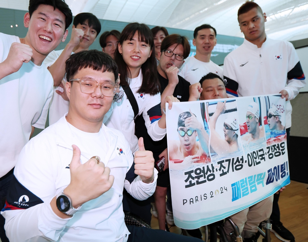 파리 패럴림픽 출전 선수단 출국 2024 파리 패럴림픽에 출전하는 한국 선수단의 사전 캠프 참가자들이 14일 인천국제공항 제2터미널에서 출국에 앞서 파이팅을 외치고 있다. [대한장애인체육회 제공]