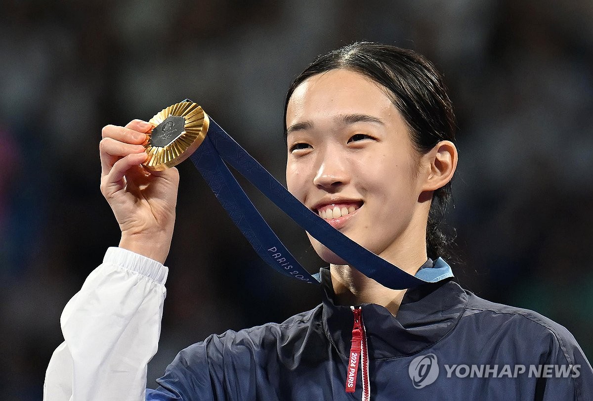 금메달 목에 건 김유진 [연합]