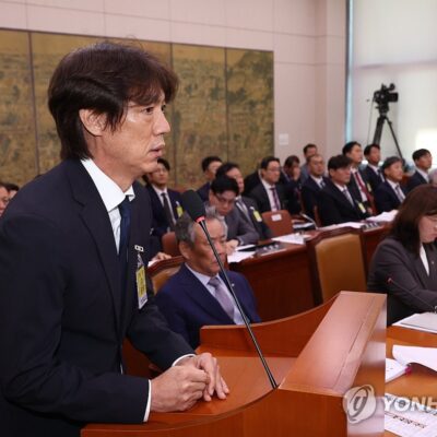 답변하는 홍명보 감독 (서울=연합뉴스) = 축구 국가대표팀 홍명보 감독이 24일 국회에서 열린 문화체육관광위원회 전체회의에 출석, 의원 질의에 답하고 있다.