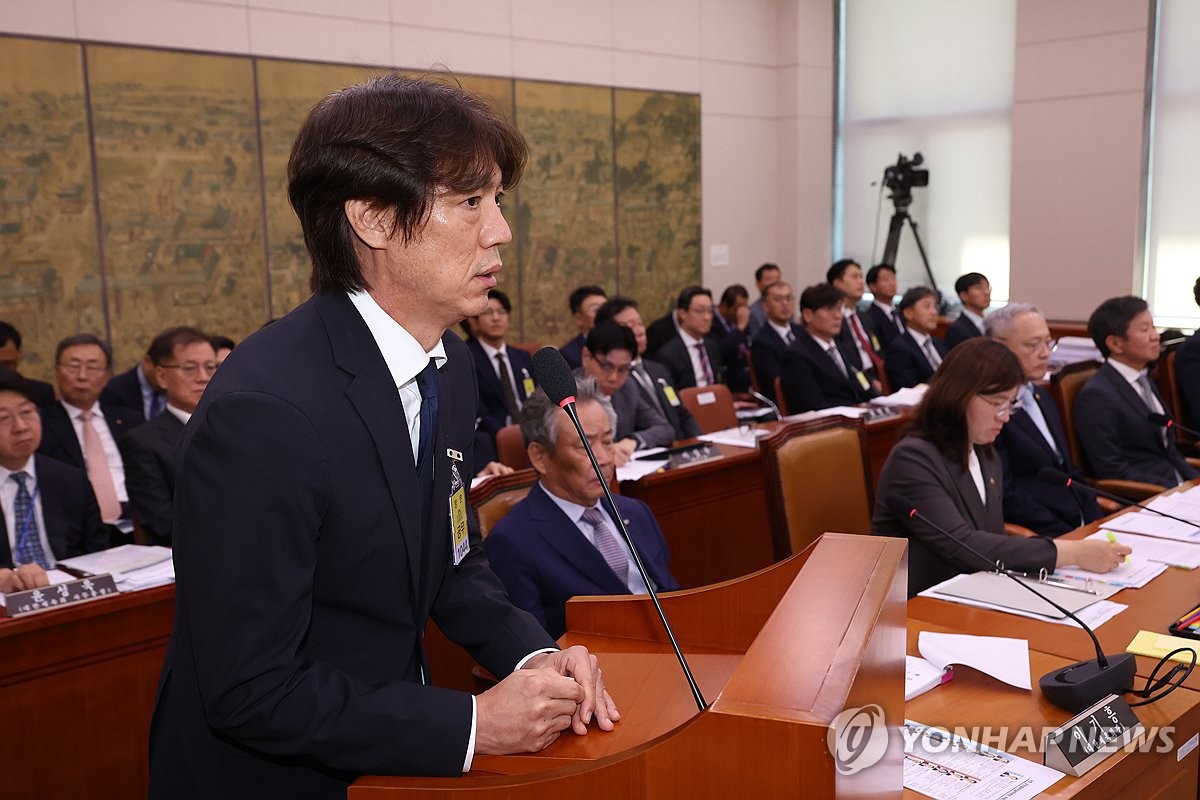 답변하는 홍명보 감독 (서울=연합뉴스) = 축구 국가대표팀 홍명보 감독이 24일 국회에서 열린 문화체육관광위원회 전체회의에 출석, 의원 질의에 답하고 있다.