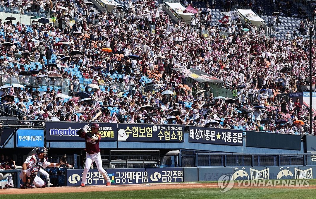 프로야구 천만 관중 돌파 (서울=연합뉴스) = 16일 오후 서울 잠실야구장에서 열린 프로야구 KBO리그 키움 히어로즈와 두산 베어스의 경기에서 관중들이 응원전을 펼치고 있다. KBO리그는 전날 누적 1천2만758명으로 사상 첫 1천만 관중을 돌파했다.