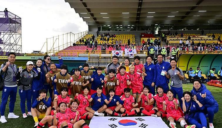 8일 독일과의 조별리그 3차전 승리 뒤 기념 촬영하는 U-20 여자 축구대표팀 [대한축구협회 제공]