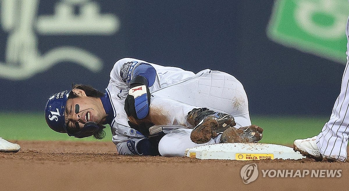 고통 호소하는 구자욱 (대구=연합뉴스) = 15일 오후 대구 삼성라이온즈파크에서 열린 2024 프로야구 신한 SOL뱅크 KBO 포스트시즌 플레이오프 2차전 LG 트윈스와 삼성 라이온즈의 경기. 1회말 2사 주자 1루 상황에서 삼성 구자욱이 2루 도루를 성공한 후 고통을 호소하고 있다.