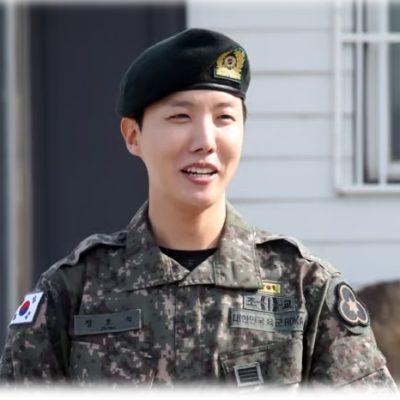 그룹 방탄소년단(BTS) 제이홉(29·정호석)이 17일 오전 강원도 원주시 제36보병사단 신병교육대대에서 만기 전역 인사를 하고있다. 2024.10.17 /사진=스타뉴스