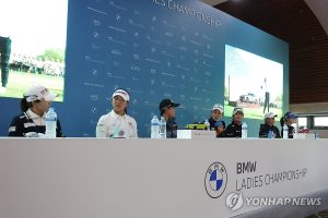 BMW 레이디스 챔피언십 2024 공식 기자회견. (파주=연합뉴스) = 16일 경기도 파주시 서원밸리CC에서 열린 BMW 레이디스 챔피언십 2024 미디어 콘퍼런스에서 디펜딩 챔피언 이민지(가운데)가 질문에 답변하고 있다.